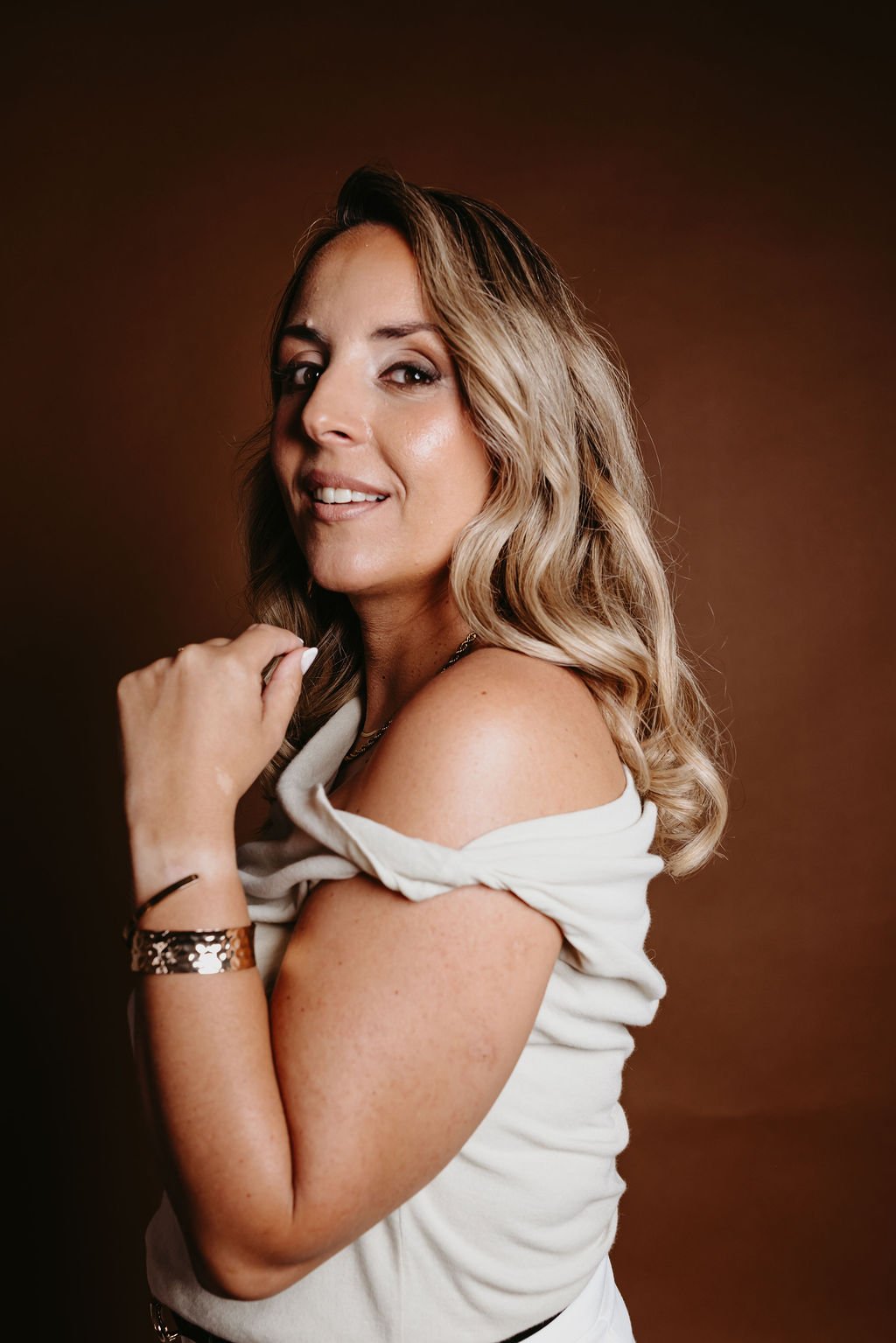 Sandra Santos com uma vela na mão